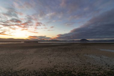 Gün batımında kumsal manzarası