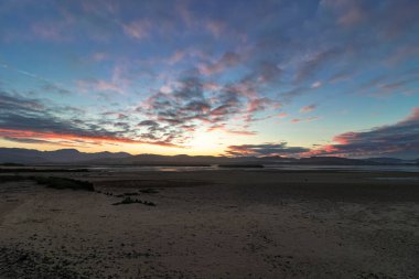 Gün batımında kumsal manzarası