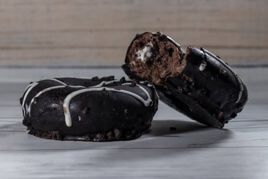 Çikolatalı çörekler beyaz masada.