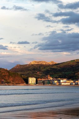 Gün batımında kumsal manzarası