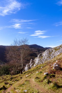 Bask ülkesindeki kayalık dağların manzarası