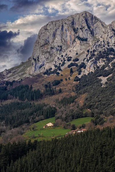 Bask Ülkesindeki Kayalık Dağların Manzarası — Stok fotoğraf