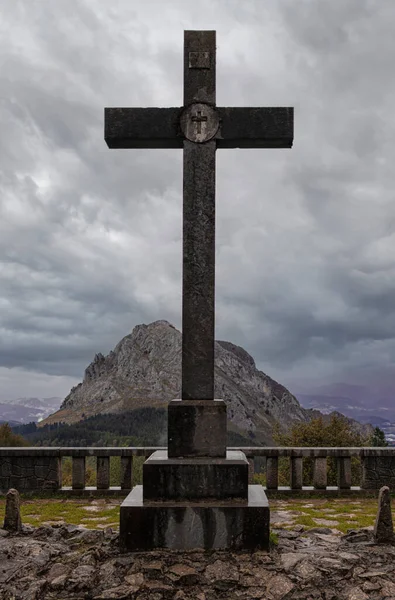Strada Croce Tra Montagne Dei Paesi Baschi — Foto Stock
