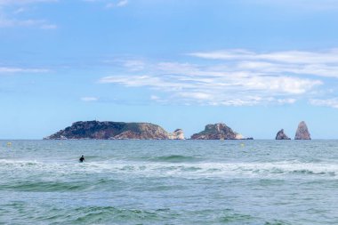 İspanya kıyısındaki meda adalarının manzarası