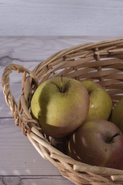 Beyaz bir masada yeşil elmalar