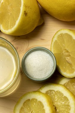 Limonlar kahverengi bir masanın üzerinde.