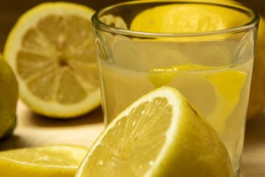 Limonlar kahverengi bir masanın üzerinde.