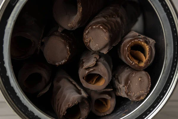 Schokolade Über Einem Weißen Tisch — Stockfoto