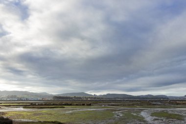 Günbatımında manzara İspanya 'daki Laredo nehrinde