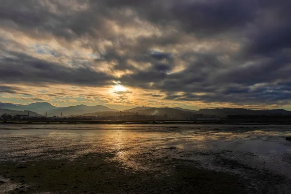 夕阳西下的风景在西班牙的莱拉多河中 — 图库照片