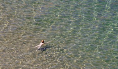 Liencres, Cantabria, İspanya, 11-07-2019, Denizde çıplak kadın