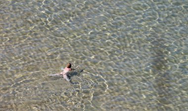 Liencres, Cantabria, İspanya, 11-07-2019, Denizde çıplak kadın