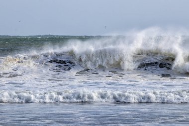 İspanya sahillerinde büyük dalgalar