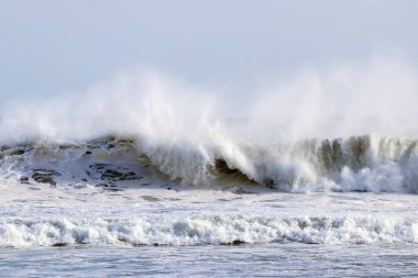 İspanya sahillerinde büyük dalgalar