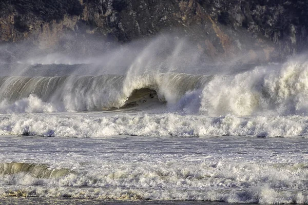 スペインの海岸では大きな波が — ストック写真