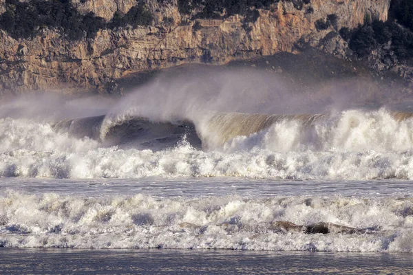 スペインの海岸では大きな波が — ストック写真