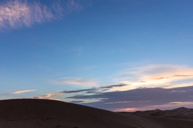 Fas 'ta gün batımında kum tepesi