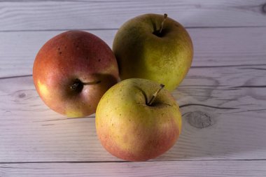 Lezzetli elmalar beyaz bir masa üzerinde