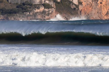 İspanya 'nın kuzeyindeki Cantabria' daki Larado sahilinde büyük dalgalar