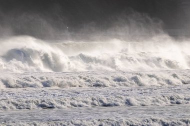 İspanya 'nın kuzeyindeki Cantabria' daki Larado sahilinde büyük dalgalar