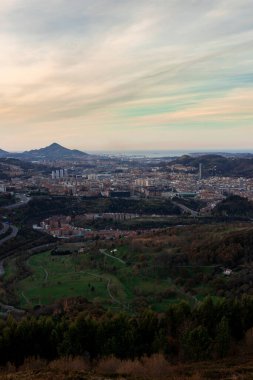 Gün batımında bir dağdan Bilbao şehrinin manzarası
