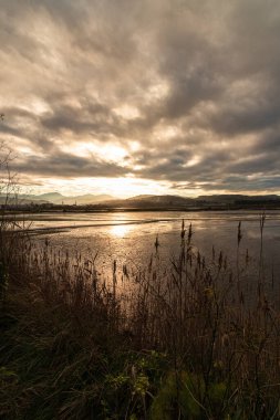 İspanya 'nın kuzeyindeki Laredo sahilinde günbatımı