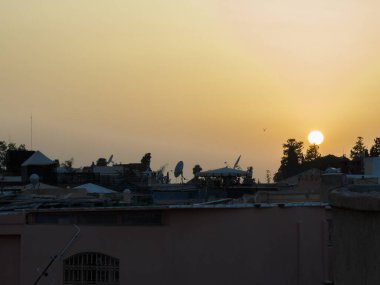 Antik Marakeş şehrinin günbatımında çatı