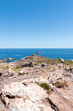 İspanya 'nın kuzeyindeki Creus' un kıyıları Akdeniz 'de Girona' daki kadavralar yakınlarında.