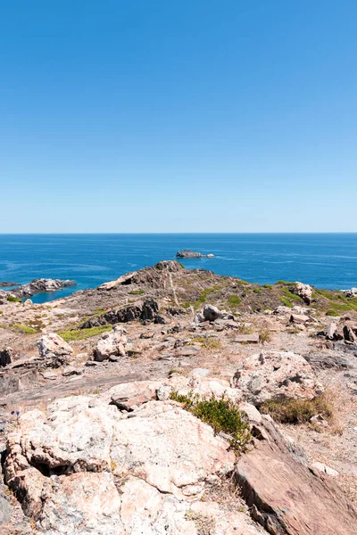İspanya 'nın kuzeyindeki Creus' un kıyıları Akdeniz 'de Girona' daki kadavralar yakınlarında.