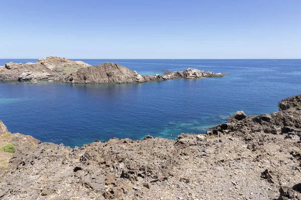 İspanya 'nın kuzeyindeki Creus' un kıyıları Akdeniz 'de Girona' daki kadavralar yakınlarında.