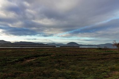 İspanya, Cantabria 'da Larado şehrinde gün batımında plaj