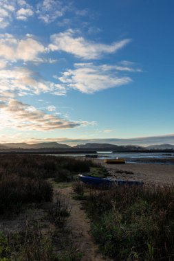 İspanya, Cantabria 'da Larado şehrinde gün batımında plaj