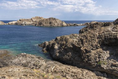 İspanya 'nın kuzeyindeki Creus' un kıyıları Akdeniz 'de Girona' daki kadavralar yakınlarında.