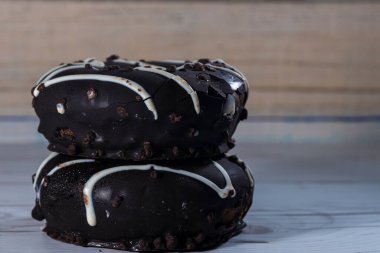 İki çikolatalı çörek beyaz bir masada izole edilmiş.