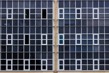 İspanya 'daki Laredo sahilindeki turistik bir binanın ön cephesi.