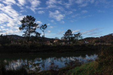 İspanya 'da Vizcaya' da sakin bir nehir. Gökyüzünde bulutlar var.