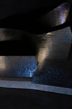 Bilbao şehrinde gece modern müze.