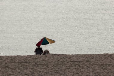 İspanya 'nın kuzeyindeki Girona' da Costa Bravo 'da bir plajda yaz günü yaşayan insanlar.