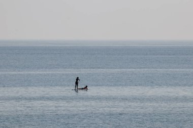 İnsanlar girona 'da Costa Bravo' da sörf yapıyor. Bir yaz günü mavi denizde.
