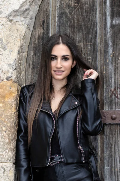 Portrait Jolie Jeune Femme Brune Vêtue Une Veste Cuir Devant — Photo