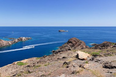 Güneşli bir yaz gününde Costa Bravo 'da tekne turistleri