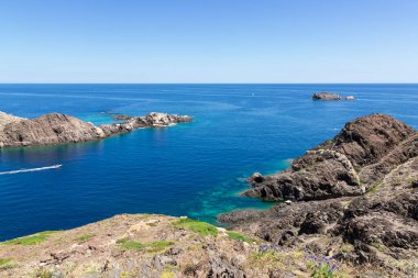Güneşli bir yaz gününde Costa Bravo 'da tekne turistleri