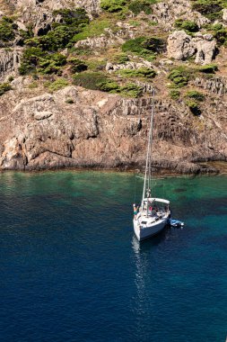 Güneşli bir yaz gününde Costa Bravo 'da tekne turistleri