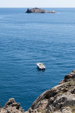 Güneşli bir yaz gününde Costa Bravo 'da tekne turistleri