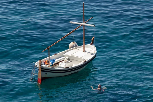 Boat Tourists Costa Brava Sunny Summer Day — Stockfoto