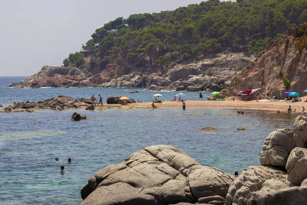 Spiaggia Sulla Costa Brava Spagna Settentrionale Una Giornata Estiva Limpida — Foto Stock