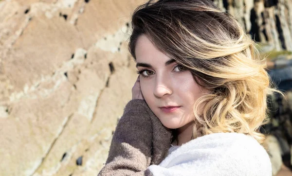 Retrato Jovem Mulher Uma Camisola Livre — Fotografia de Stock