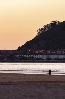 Kuzey İspanya 'da Laredo Sahili Cantabrian deniz kıyısında gün batımında