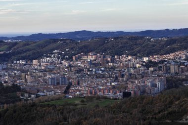 İspanya 'nın kuzeyindeki Bilbao şehrinin günbatımında panoramik görüntüsü