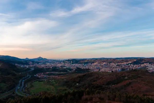 日没時にスペイン北部のビルバオ市のパノラマビュー — ストック写真